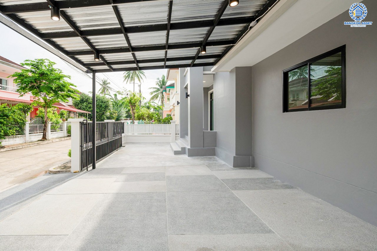 บ้านมือสองตกแต่งใหม่ โครงการ วรารมย์ เพชรเกษม81 แบรนด์ Q.House รองรับทุกความสุขใกล้ส่วนกลาง เนื้อที่ 64.1 ตร.ว. ฟังก์ชัน 4 ห้องนอน 3 ห้องน้ำ 1 ห้องอเนกประสงค์ จอดรถได้ 2 คัน บนทำเลใกล้ The Mall บางแค และเชื่อมต่อ ถนนกาญจนาฯ ถนนบางบอน และถนนพุทธมณฑลสาย4